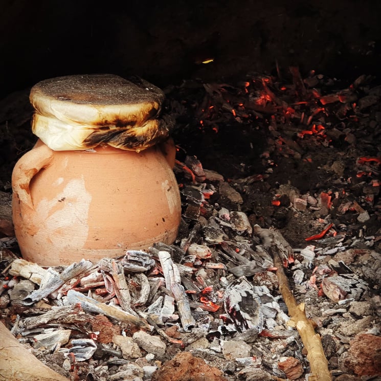 Cuisson de la Tanjia sur les braises